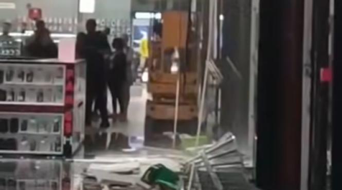 groaza la sibiu bucati din tavanul unui mall au cazut pe o lungime de 14 metri
