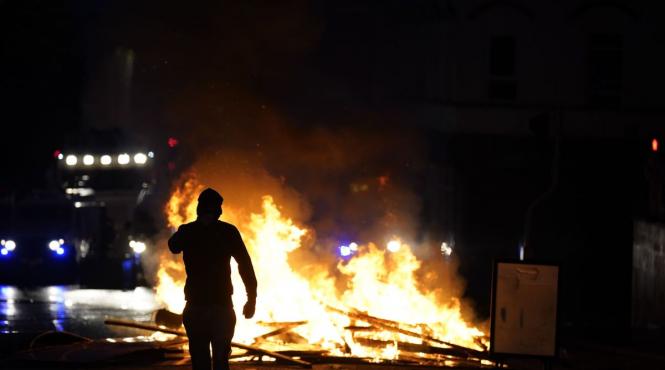 revolte in irlanda de nord cinci persoane au fost arestate dupa bataile intre politisti si protestatari