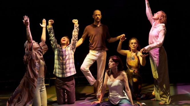 nimic nu e intamplator un spectacol inspirat de teatralitatea constelatiilor familiale