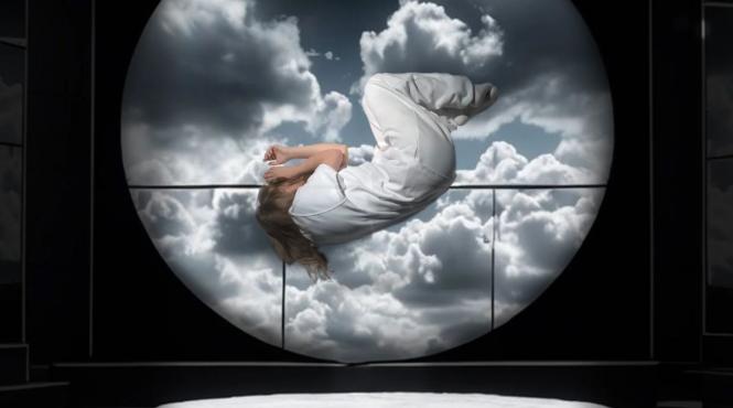 premiera pe tara la teatrul excelsior din bucuresti tomcat un thriller distopic despre libertate control si curajul de a fi diferit