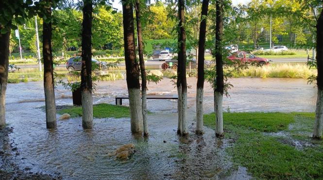 avarie majora in drumul taberei s a spart conducta principala de apa rece