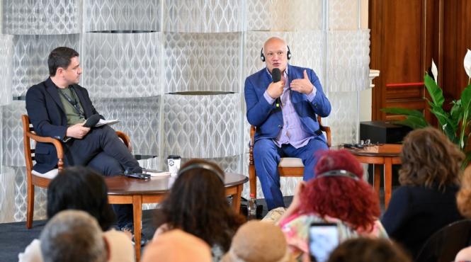 cum a fost duminica la fits a treia zi a fost marcata de aplauze la scena deschisa conferinta eric emmanuel schmitt cu sala arhiplina si un cadou special primit de constantin chiriac presedintele fits din partea turkish state theaters