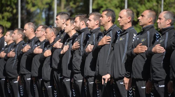 militarii echipa invictus romania drapelul national varful omu