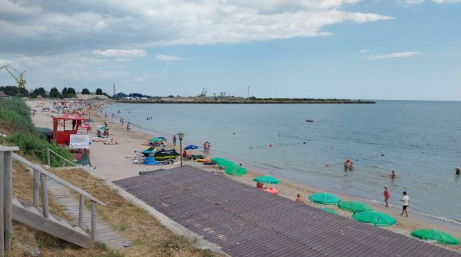 vara sezlonguri umbrele plaja