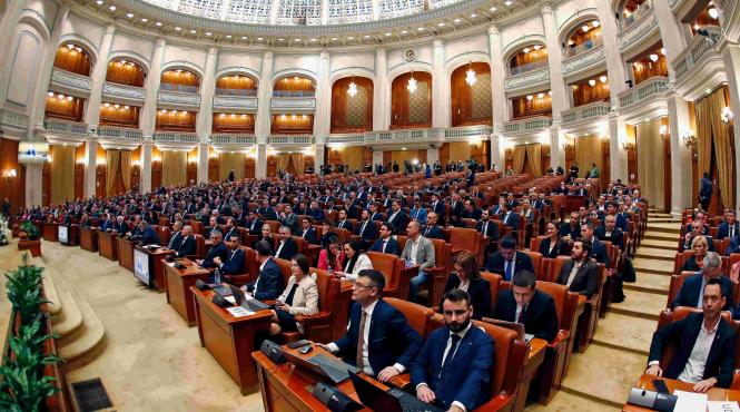 guvernul isi asuma luni raspunderea pe legea austeritatii in plenul comun al parlamentului