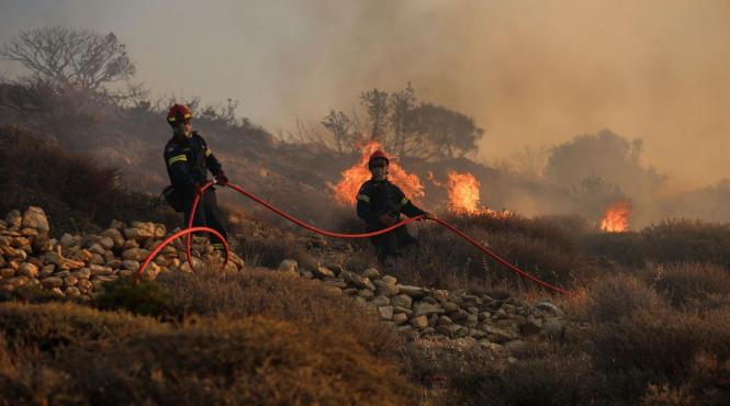 incendii puternice in grecia sate evacuate pe insula evia flacarile afecteaza grav creta