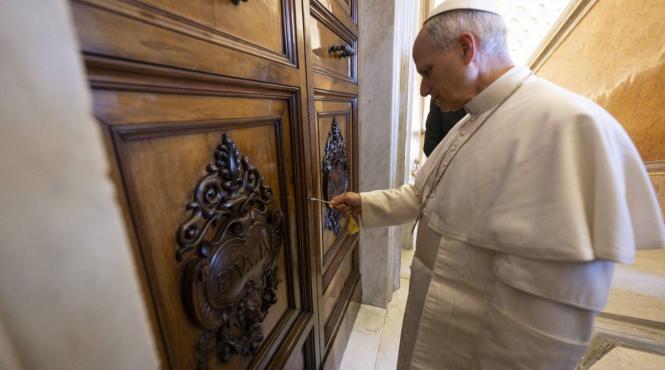 papa leon al xiv lea vrea reduca vizibilitatea pontificatului reia traditia plecare vacanta vara