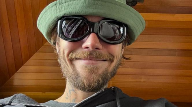 justin bieber face furori cu lansarea surpriza a unui nou album