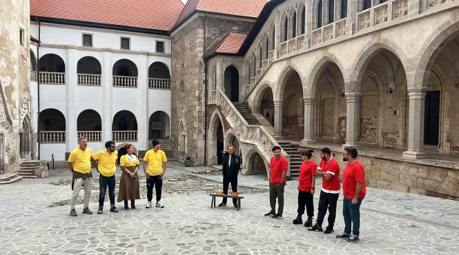 astazi de la ora 20 30 castelul corvinilor devine teren de joaca pentru vedete in ultima etapa poftiti pe la noi poftiti la intrecere la antena 1