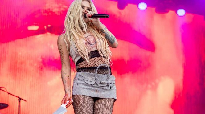 kesha debut locul intai clasamentele billboard primul album independent