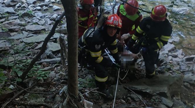 doua persoane salvate de pompieri dupa ce au cazut intr o prapastie in defileul jiului