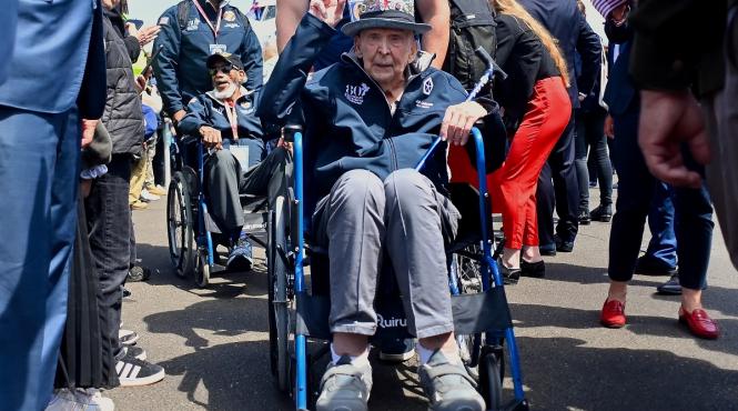 veteran al doilea razboi mondial vedeta tiktok papa jake larson mort 102 ani