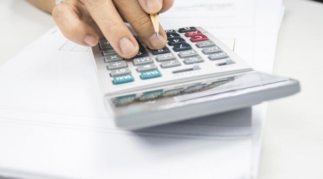 angajatii caselor pensii salarii taiate munca conditii extreme