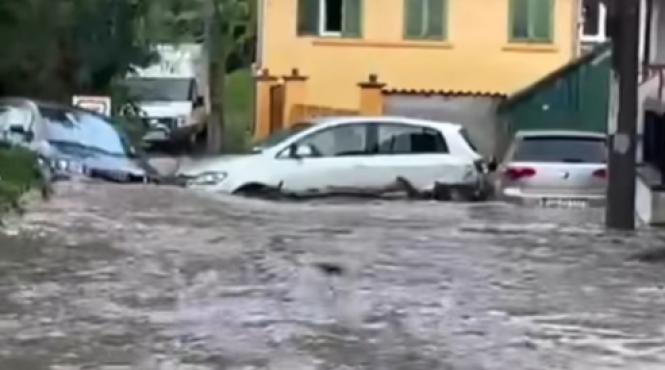 este jale in romania inundatiile fac ravagii oamenii sunt scosi din ape de pompieri