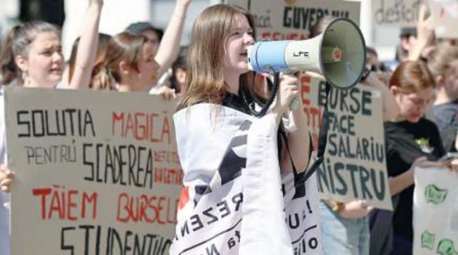 proteste mininsterul educatiei 15 20 universitati inchidere