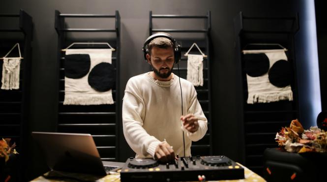 debut exploziv la untold 2025 dj razvan vlad foloseste muzica ca pe un portal catre vindecare si celebrare