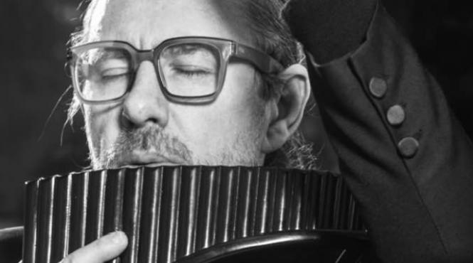 artistul nicolae voiculet in fata casei lui ion iliescu la nai desteapta te romane