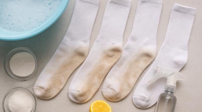 5 metode eficiente pentru a scoate petele de pe sosete