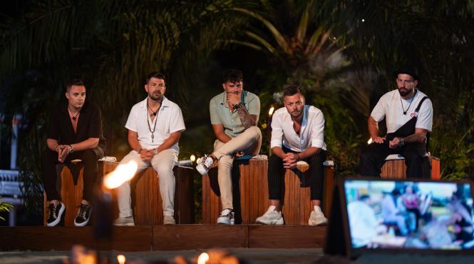 insula iubirii baieti aprins flacara intr un bonfire incarcat de emotii