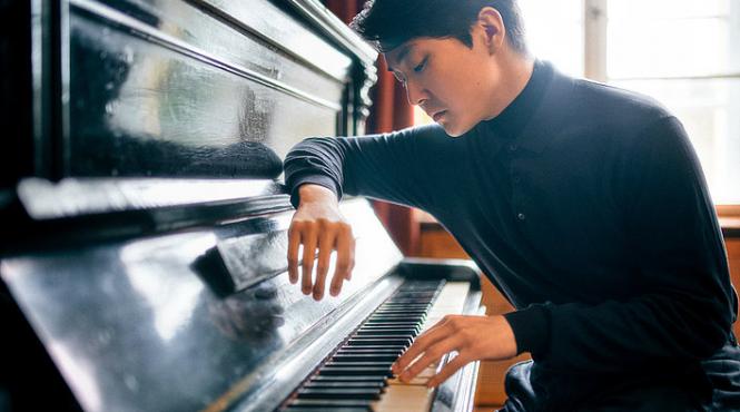 pianistul seong jin cho debuteaza in romania la festivalul enescu alaturi de orchestra dell accademia nazionale di santa cecilia din roma