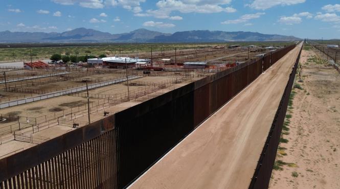 trump ordona vopsire zid granita mexic negru fierbinte imigranti