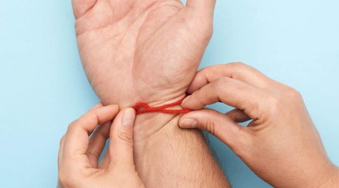 snurul rosu talisman protectie curaj