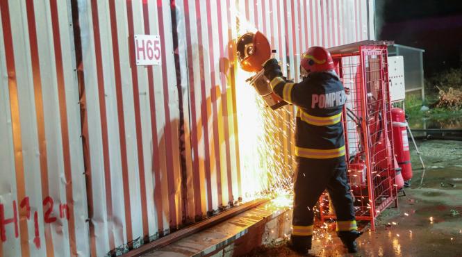 dragonul rosu devastat flacari interventie pompieri continua focare