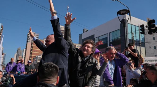 campanie electorala argentina convoiul presedintelui javier milei atacat pietre opozitia stanga