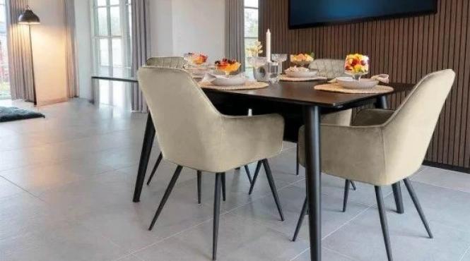 design cu o masa din ceramica si scaune din catifea in zona de dining