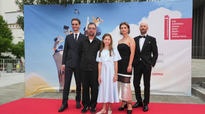 dinti de lapte regizat de mihai mincan si produs de defilm a primit cronici elogioase la festivalul international de film de la venetia