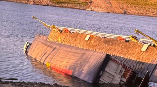 un bac incarcat s a scufundat in dunare la frecatei in conditii suspecte