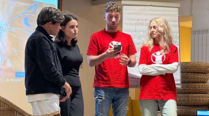 copiii victime bullying online fotografii necunoscuti