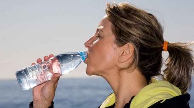 6 semne inedite nu bei apa hidratezi