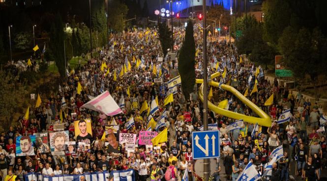 protest masiv la ierusalim mii de oameni ii cer lui netanyahu eliberarea ostaticilor