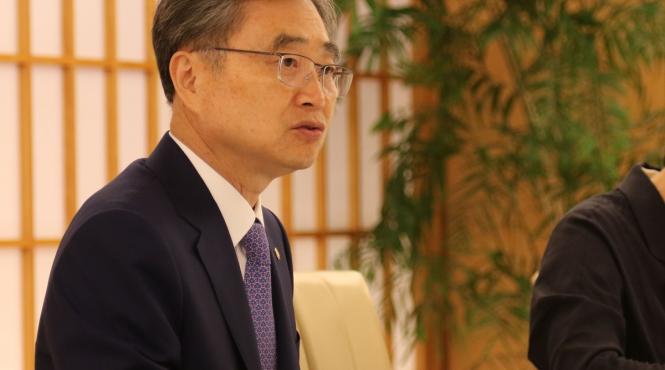 ministrul de externe al coreei de sud sua retinerea a 300 muncitori coreeni