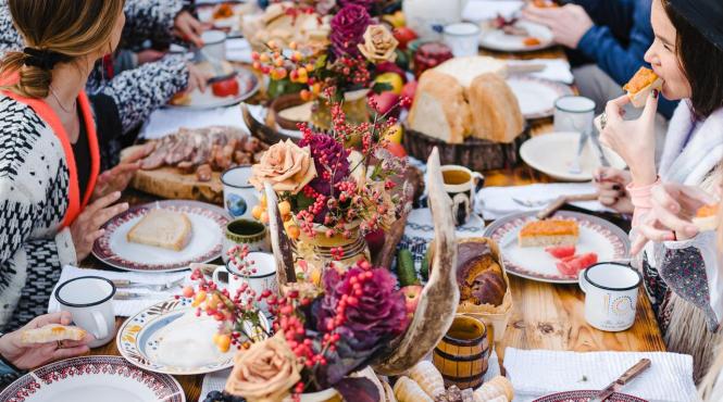 peste 10 000 de oameni vor lua loc la masa lunga de 2 7 kilometri construita din materiale reciclabile in jurul cetatii alba carolina care are sansa sa intre in guinness world records