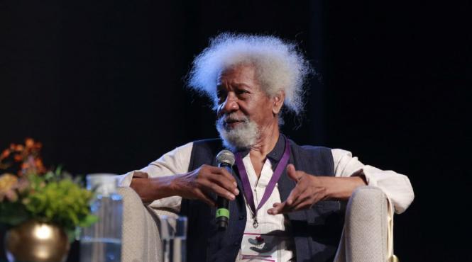 scriitorul wole soyinka laureat nobel rapit jefuit bucuresti taxi aeroportul otopeni