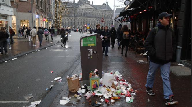 o mare capitala europeana renunta la cosurile de gunoi stradale gunoiul atrage mai mult gunoi