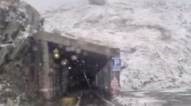 ninge la munte prima zapada pe transfagarasan drumarii intervin cu lame si antiderapant