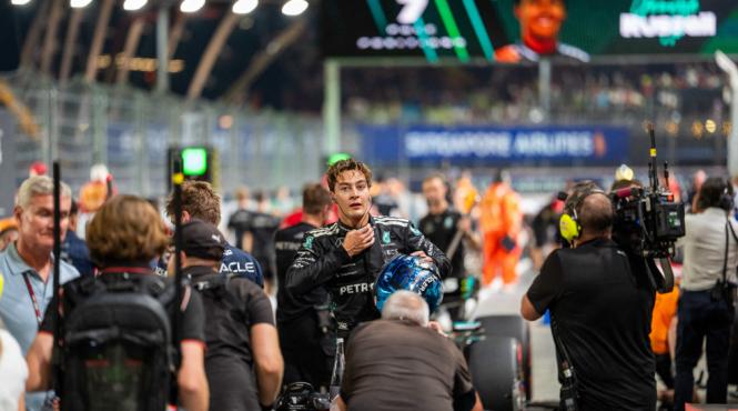 george russell pole spectaculos singapore mercedes ia fata red bull si mclaren