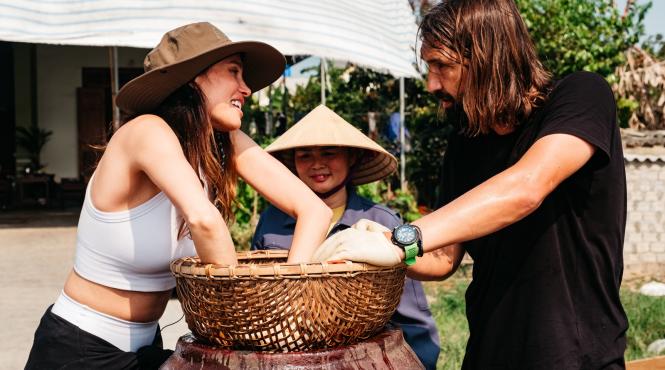 schimb de echipe spectaculos in cel de al doilea episod al etapei din asia express drumul eroilor emisiunea a fost lider de audienta