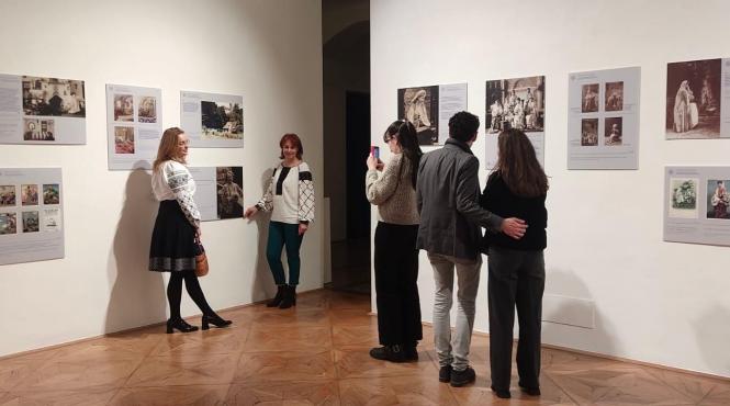 expozitia regina maria ambasador irezistibil al istoriei si artei populare romanesti vernisata la icr viena