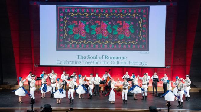 ambasadoarea romaniei la unesco simona mirela miculescu a cantat sanie cu zurgalai alaturi de junii sibiului pe scena salii mari a unesco de la paris