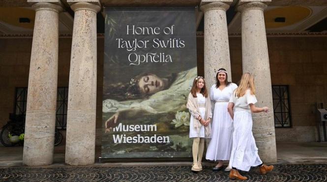 taylor swift transforma muzeu ring dans fanii asalt tabloul ofeliei