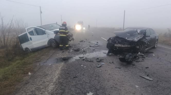 accident teribil intre doua masini si un microbuz la sibiu traficul este blocat