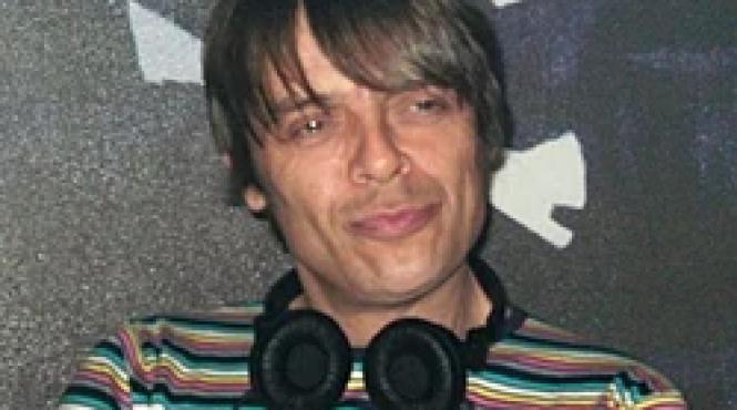 mounfield basist trupe stone roses primal scream murit