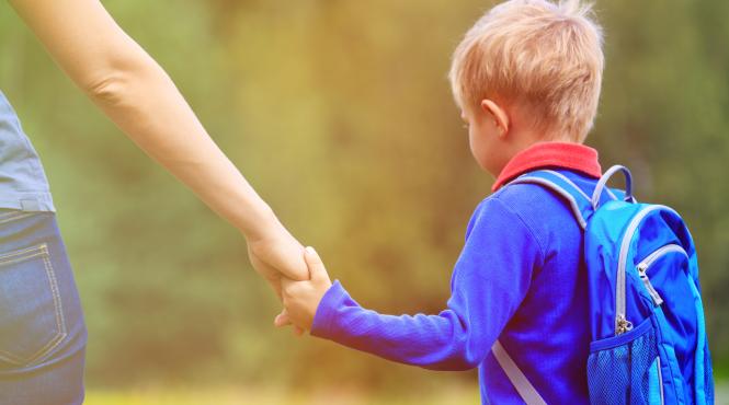 ghiozdanele elevilor pericol sanatate scolile nu adapteaza nevoile copiilor