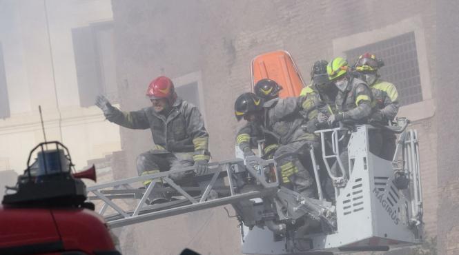 incendiu proportii capitala 17 persoane transportate spital pacient stare grava