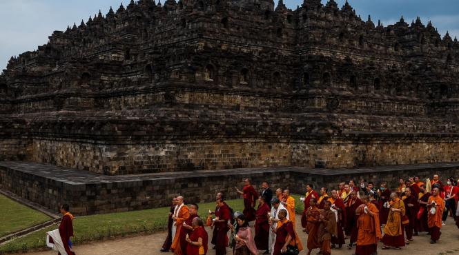 femeie thailanda gasita vie sicriu incinerare templu