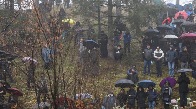 canonizarea lui arsenie boca zeci de pelerini au lesinat la manastirea prislop